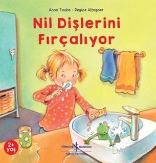 Nil Dişlerini Fırçalıyor